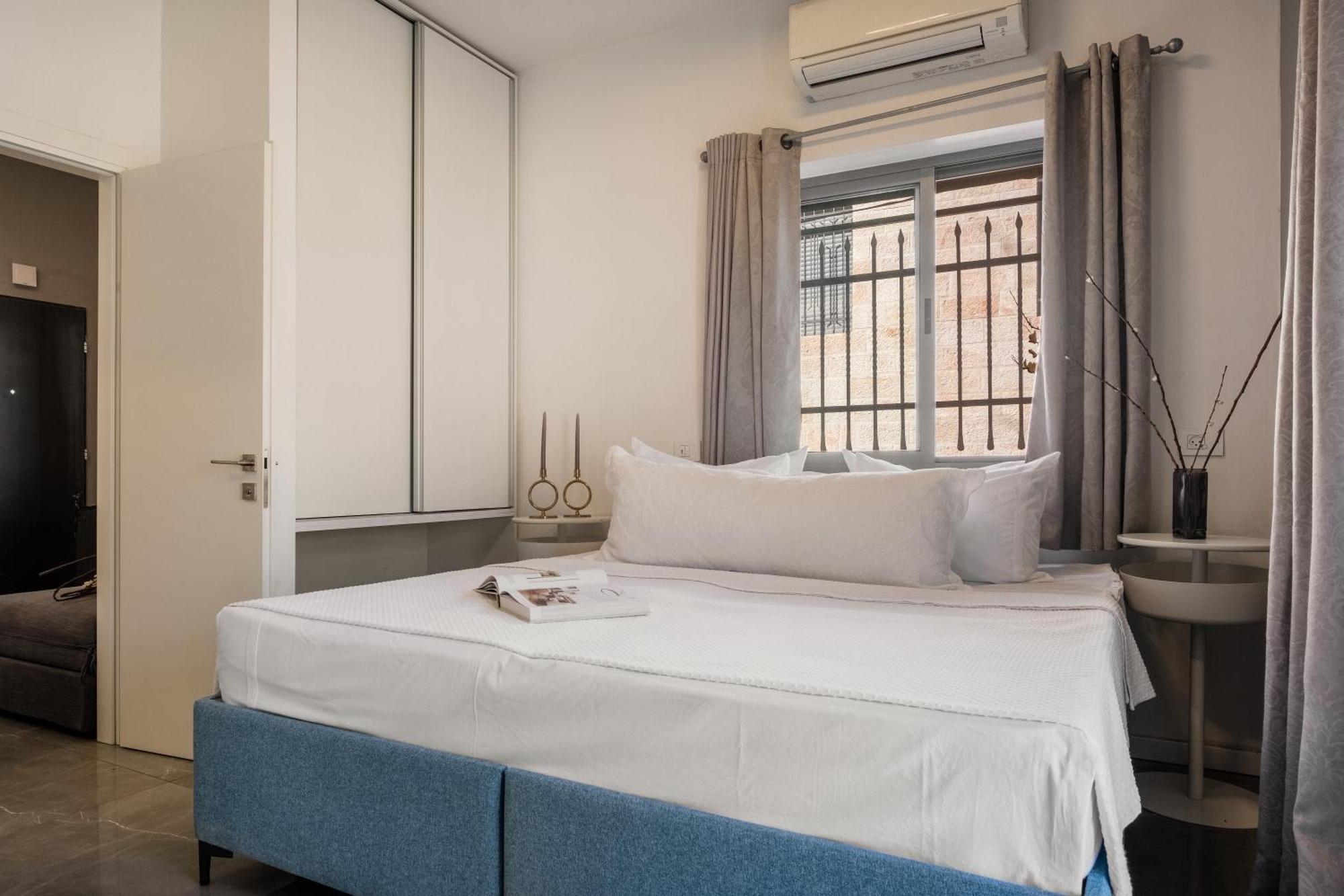 Dinning Room, Bedroom And Balcony דירה