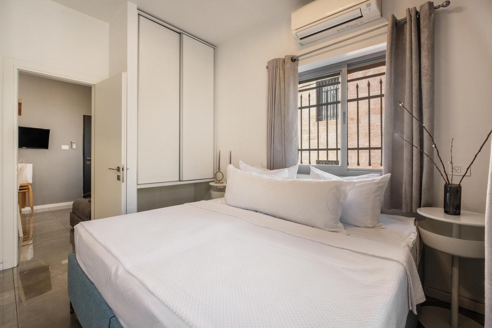דירה Dinning Room, Bedroom And Balcony *