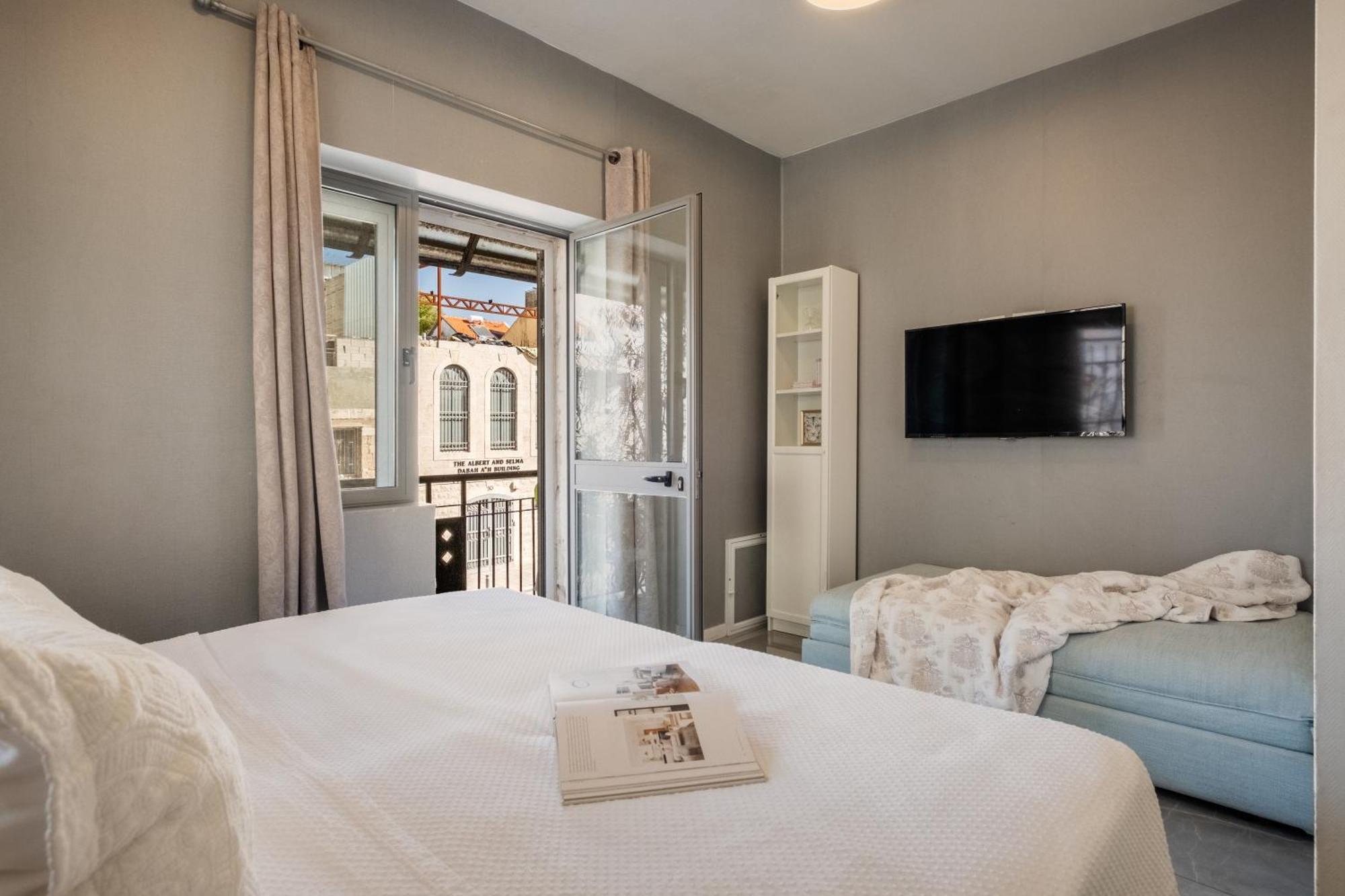 Dinning Room, Bedroom And Balcony Jerusalem