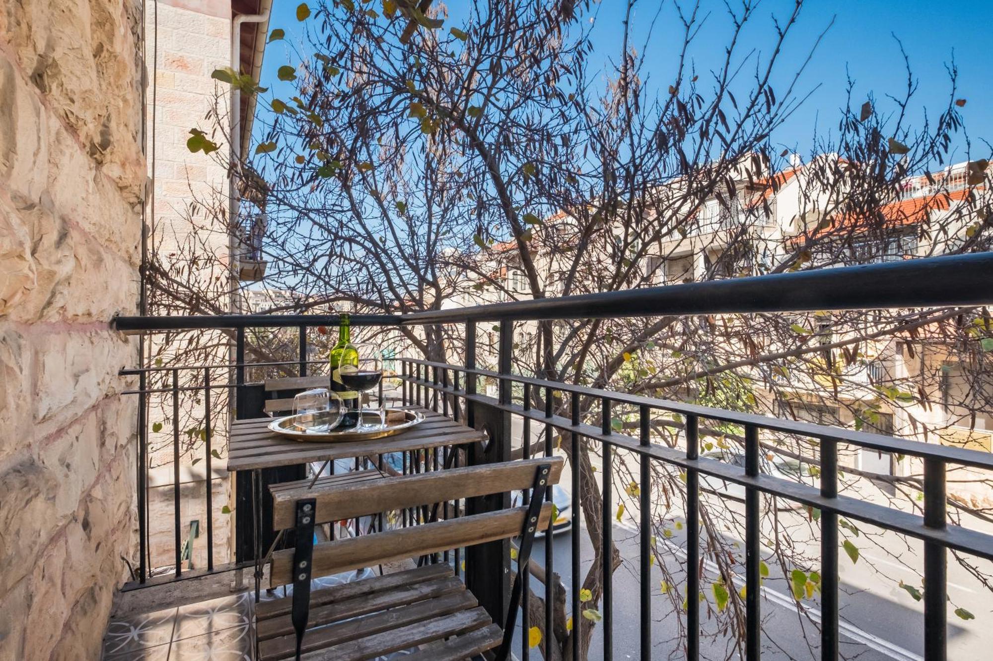 Dinning Room, Bedroom And Balcony דירה
