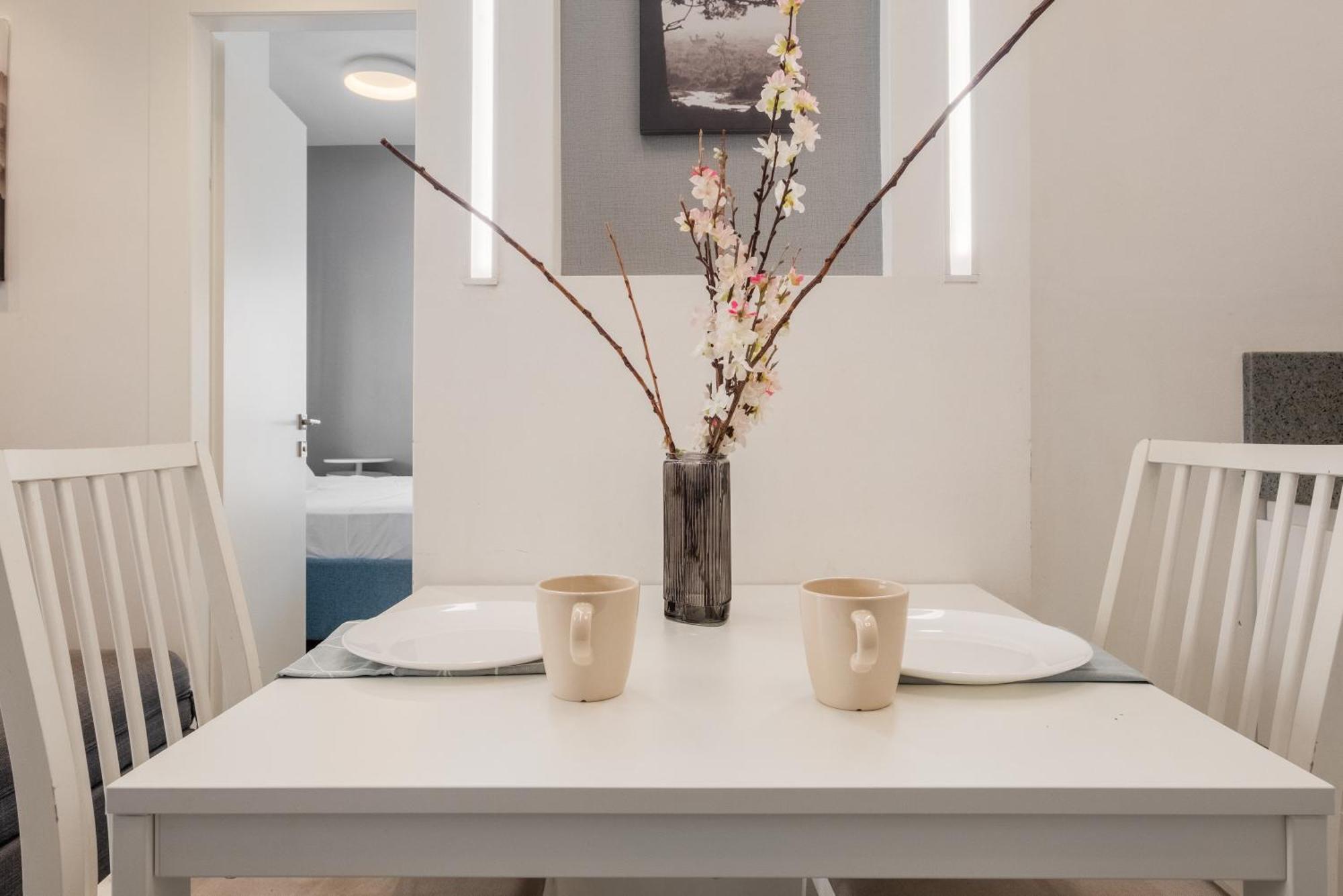 Dinning Room, Bedroom And Balcony דירה *