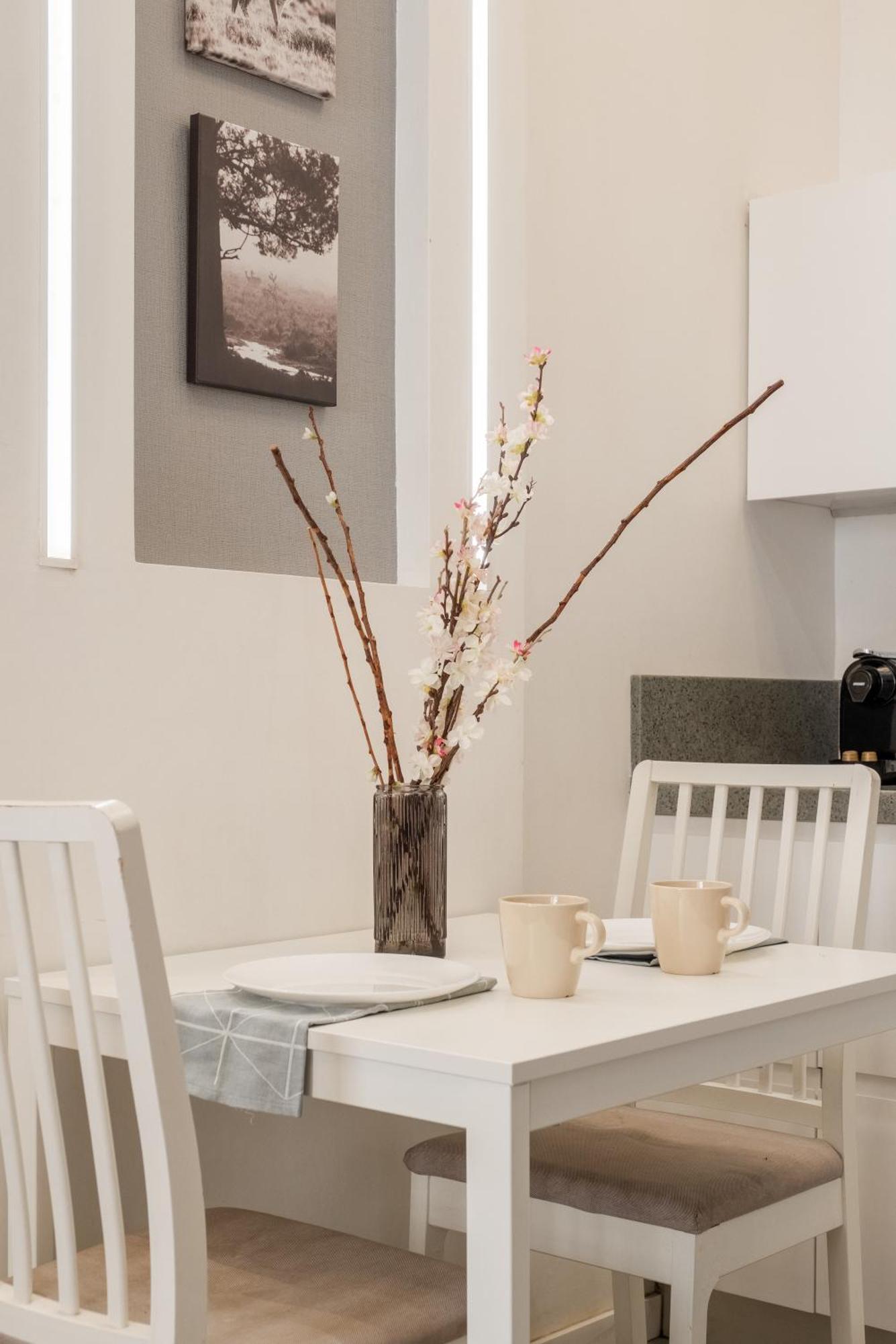 Dinning Room, Bedroom And Balcony דירה ירושלים